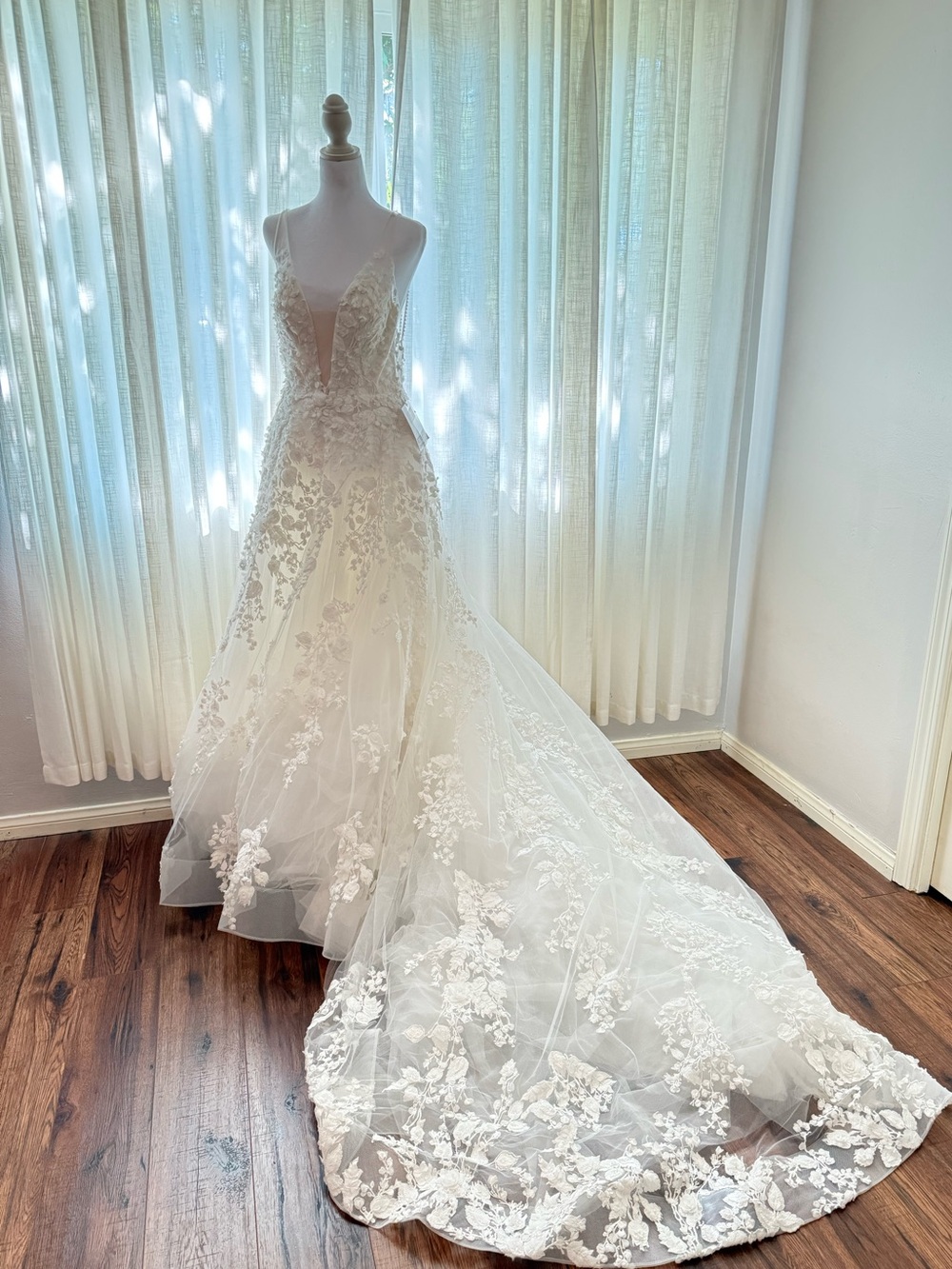 Calla Blanche "Joanne" Wedding Dress (Style 74067) Lined Bust Size 8 Sample